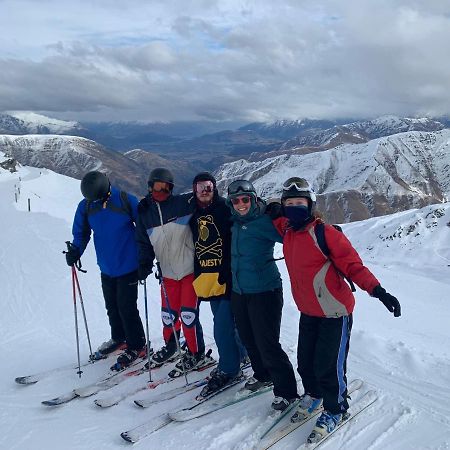Wanaka Backpackers Bothy Ostello Esterno foto