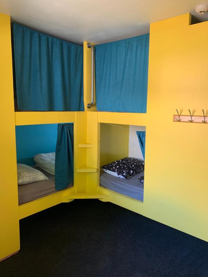 Wanaka Backpackers Bothy Ostello Esterno foto