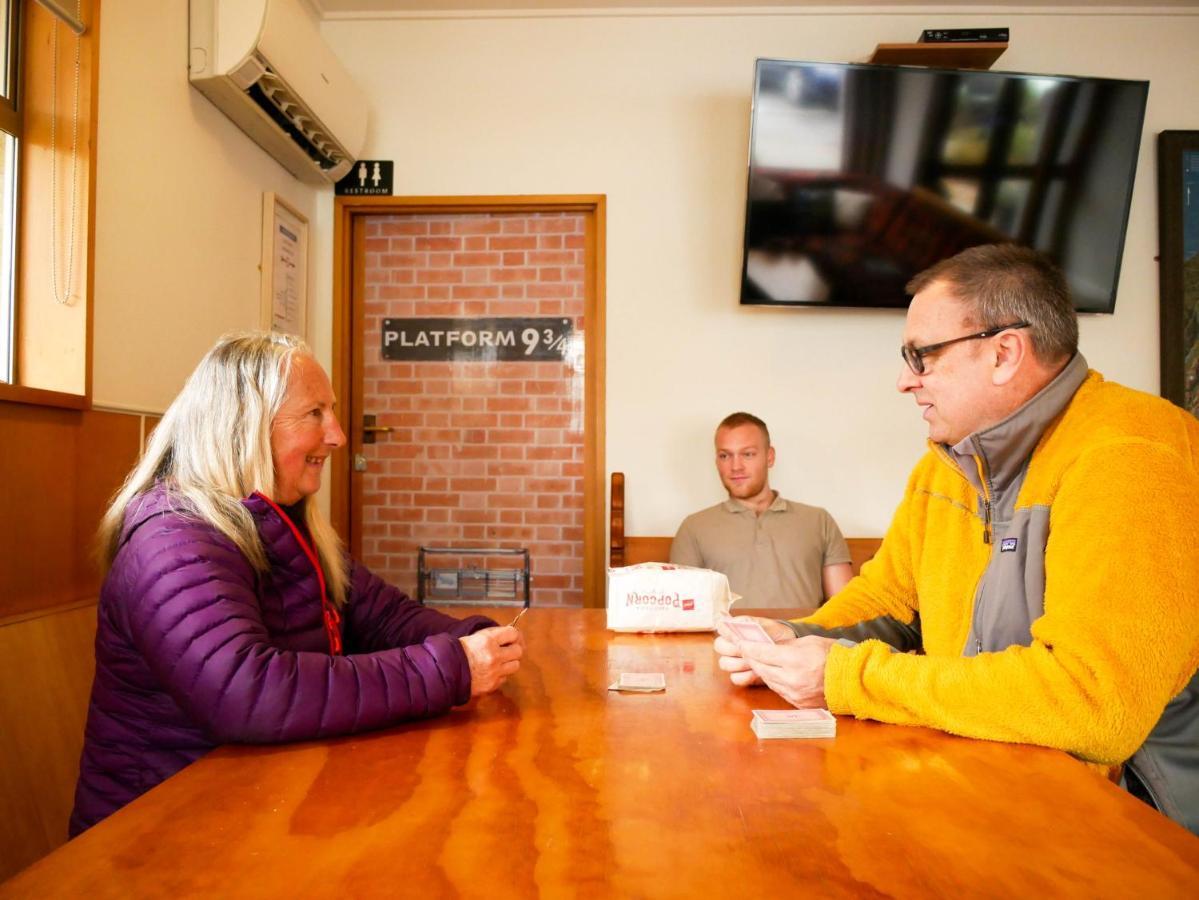 Wanaka Backpackers Bothy Ostello Esterno foto