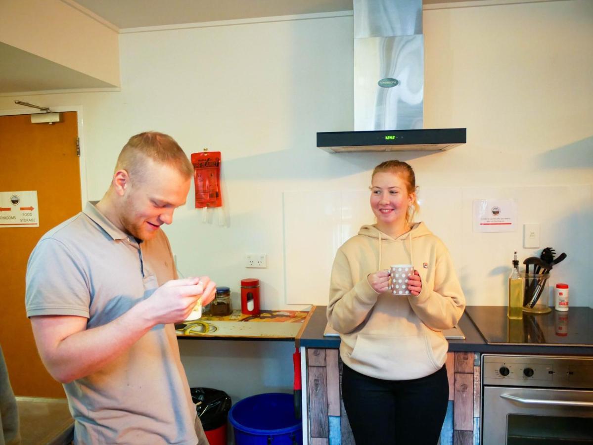 Wanaka Backpackers Bothy Ostello Esterno foto