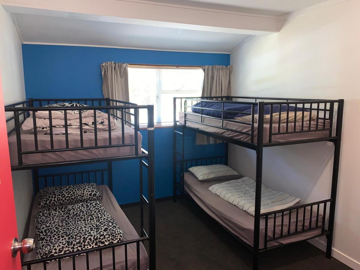 Wanaka Backpackers Bothy Ostello Esterno foto