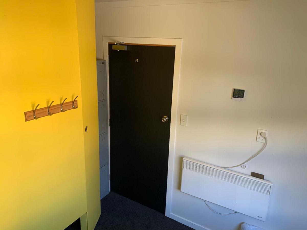 Wanaka Backpackers Bothy Ostello Esterno foto